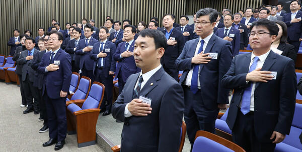 더불어민주당 이재명 대표(앞줄 왼쪽 다섯번째)와 김용민 의원(가운데) 등이 1일 오전 국회에서 열린 전국 지역위원장·국회의원 비상 연석회의에서 참석자들과 국기에 경례하고 있다. 2024.11.1. 연합뉴스
