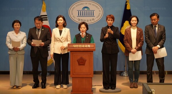 조국혁신당 의원들이 10월 31일 국회 소통관에서 '윤석열 대통령 즉각 하야 및 민주당 탄핵 동참 촉구' 기자회견을 열고 있다. 사진=정춘생 의원 페이스북