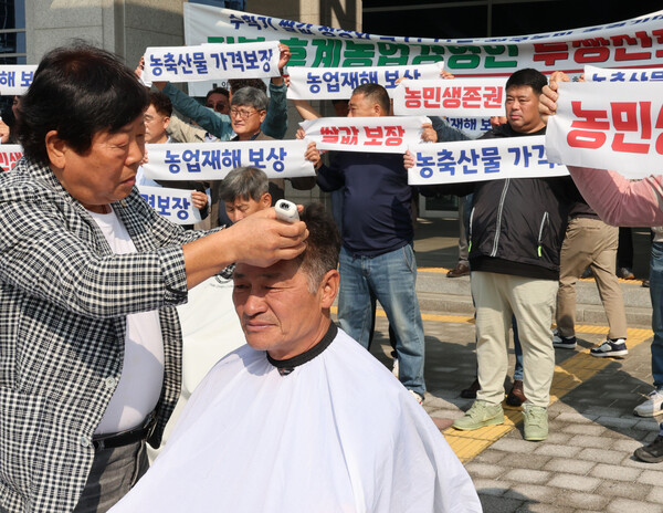 한국후계농업경영인(한농연) 전북도연합회가 8일 전북도청 앞에서 기자회견을 열고 