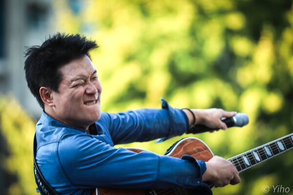 2일 서울 중구 서울역 일대에서 더불어민주당 주최로 열린 김건희 윤석열 국정농단 규탄·특검 촉구 국민행동의 날 집회에서 가수 안치환 씨가 공연하고 있다. 2024.11.2. 사진 이호 작가