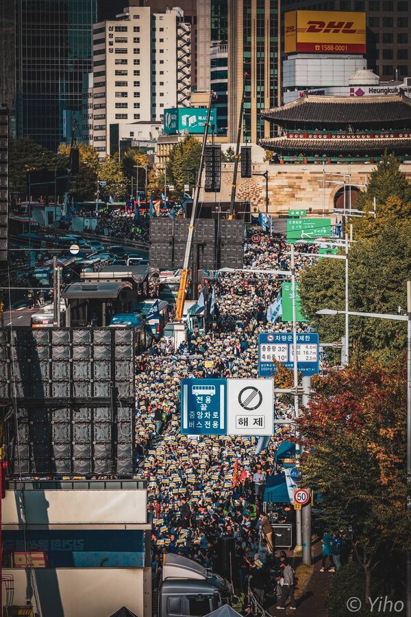 2일 서울 중구 서울역 일대에서 더불어민주당 주최로 열린 김건희 윤석열 국정농단 규탄·특검 촉구 국민행동의 날 집회에 시민들이 운집해 있다. 2024.11.2. 사진 이호 작가