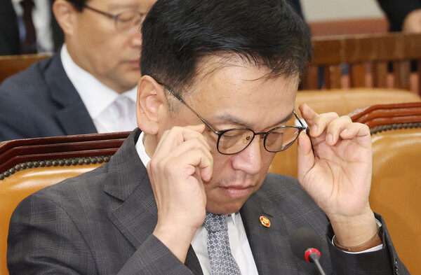 최상목 경제부총리 겸 기획재정부 장관이 11일 국회에서 열린 국회 기획재정위원회의 기획재정부 조세정책에 대한 국정감사에 출석, 안경을 고쳐쓰고 있다. 2024.10.11. 연합뉴스