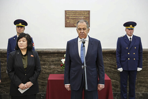 세르게이 라브로프 러시아 외교장관이 최선희 북한 외무상과 함께 김일성 주석의 1949년 첫 러시아(소련) 공식방문지인 모스크바 야로슬랍스키 기차역에서 열린 기념현판 제막식에 참석하고 있다. 벽면에 현판이 보인다. 2024.11.1. [러시아 외교부 배포] EPA 연합뉴스