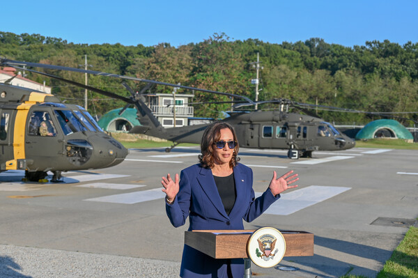 카멀라 해리스 미국 부통령이 2022년 9월 29일 비무장지대 판문점을 방문해 연설을 하고 있다. 연설에서 대한민국을 '북한 공화국'이라고 잘못 말했다. 북한이 동해안으로 탄도미사일을 발사한 다음날이었다. 2022.9.29. UPI 연합뉴스 