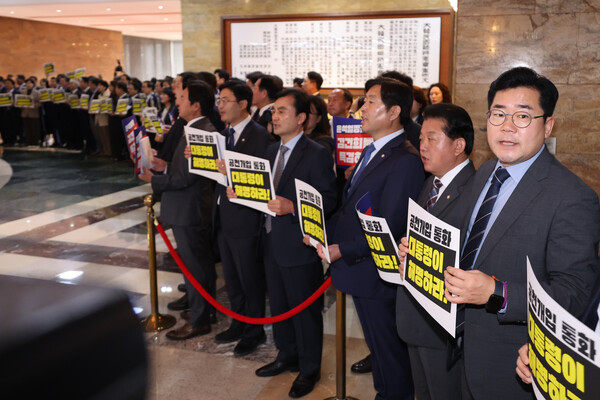 더불어민주당 의원들이 4일 오전 서울 여의도 국회 본회의장 앞에서 김건희 여사에 대한 특검과 '명태균 의혹'에 대한 윤석열 대통령의 해명을 촉구하고 있다. 2024.11. 연합뉴스