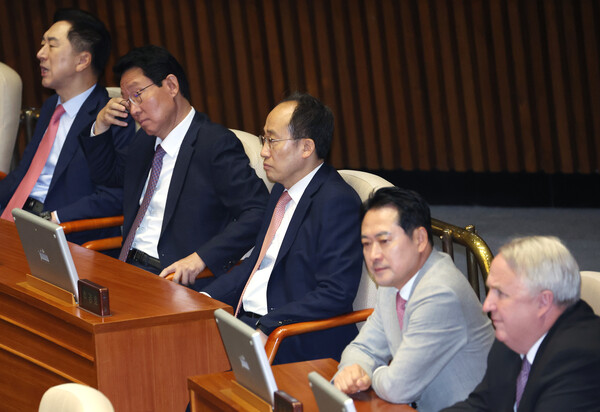 국민의힘 추경호 원내대표가 4일 국회 본회의에서 굳은 표정으로 한덕수 국무총리의 시정연설을 듣고 있다. 2024.11.4. 연합뉴스