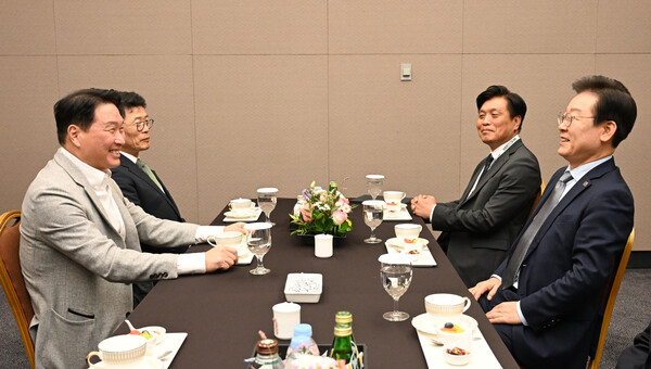 더불어민주당 이재명 대표(오른쪽)와 최태원 SK그룹 회장이 4일 서울 강남구 삼성동 코엑스에서 열린 SK AI 서밋 참석에 앞서 차담회를 갖고 있다. 2024.11.4 [국회사진기자단] 연합뉴스