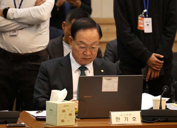 국민의힘 한기호 의원이 17일 충남 계룡대 육군본부에서 열린 국회 국방위원회 국정감사서 질의 준비를 하고 있다. 2024.10.17. 연합뉴스