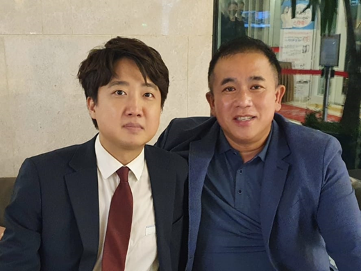 명태균씨가 2021년 6월3일 자신의 페이스북에 올린 사진. 명씨는 사진을 올리며 "♡ 이준석 당대표 후보와 비오는 밤 제주에서.. 화이팅!"이라고 썼다. 2024.11.06. 뉴스토마토(이미지=명태균 페이스북)