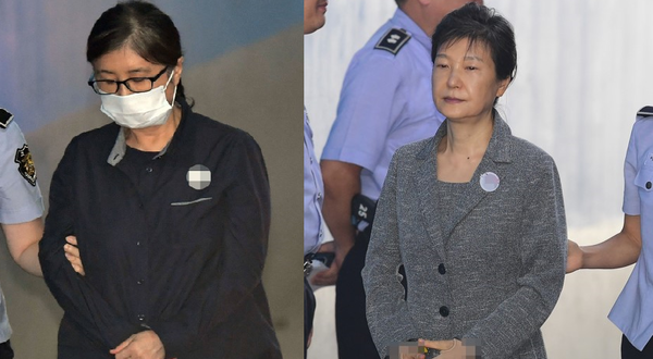 박근혜 정부 '비선실세' 최순실 씨가 2017년 8월25일 오후 서울 서초구 서울중앙지방법원에서 열린 '국정농단 사건' 속행공판에 출석하며 법정으로 향하고 있는 모습(왼쪽). 박근혜 전 대통령이 같은 날 서울 서초구 서울중앙지방법원에서 열린 국정농단 사건 59차 공판에 출석하며 법정으로 향하고 있는 모습. 연합뉴스