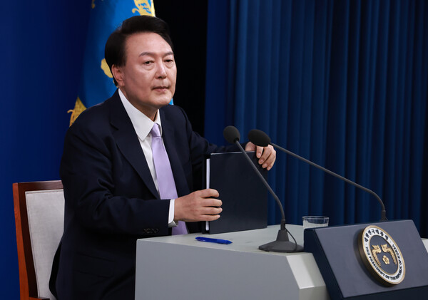 윤석열 대통령이 7일 오전 서울 용산 대통령실 청사 브리핑실에서 열린 '대국민담화 및 기자회견'에서 취재진의 추가 질문을 듣고 있다. 2024.11.7. 연합뉴스