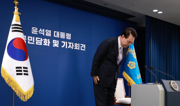 윤석열 대통령이 7일 오전 서울 용산 대통령실 청사 브리핑실에서 열린 '대국민담화 및 기자회견'에서 국민들에게 사과하며 고개 숙여 인사하고 있다. 2024.11.7. 연합뉴스