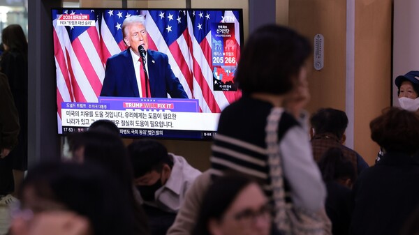 6일 오후 서울역에서 시민들이 미국 공화당 대통령 후보인 도널드 트럼프 전 대통령의 11·5 미국 대통령 선거 승리 선언 방송을 보고 있다. 2024.11.6. 연합뉴스