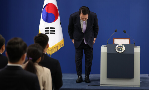 윤석열 대통령이 7일 오전 서울 용산 대통령실 청사 브리핑실에서 열린 '대국민담화 및 기자회견'에서 국민들에게 사과하며 고개 숙여 인사하고 있다. 2024.11.7. 연합뉴스