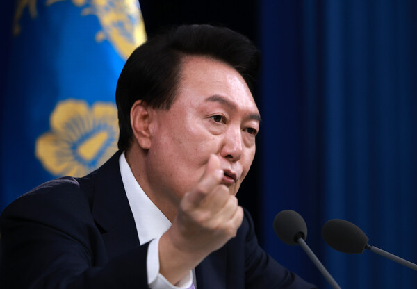 윤석열 대통령이 7일 서울 용산 대통령실 청사 브리핑실에서 '대국민담화 및 기자회견'에서 취재진의 질문에 답하고 있다. 2024.11.7. 연합뉴스