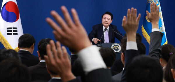 윤석열 대통령이 7일 오전 서울 용산 대통령실 청사 브리핑실에서 열린 '대국민담화 및 기자회견'에서 취재진의 질문을 받고 있다. 2024.11.7. 연합뉴스