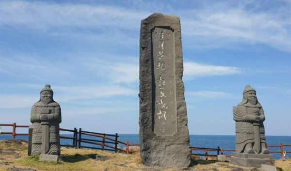제주시 애월읍 고내리 해안가에 세워진 항몽멸호비(抗蒙滅胡碑)와 최영(왼쪽) 김통정 장군상 [제주시]
