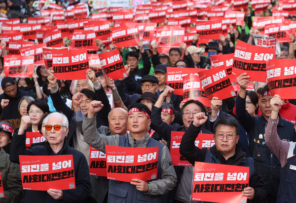 9일 오후 서울 숭례문 일대에서 열린 민주노총 전태일열사 정신계승 2024 전국노동자대회·1차 퇴진 총궐기에서 양경수 민주노총 위원장과 조합원들이 구호를 외치고 있다. 2024.11.9. 연합뉴스