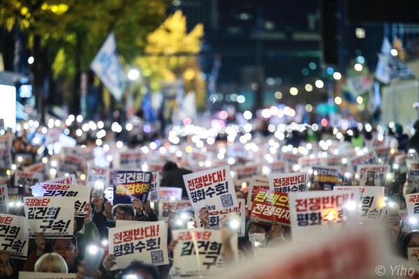 9일 서울 중구 시청역 앞에서 열린 윤석열 퇴진 김건희 특검 114차 촛불대행진에 참가한 시민들이 파도타기를 하고 있다. 2024.11.9. 사진 이호 작가