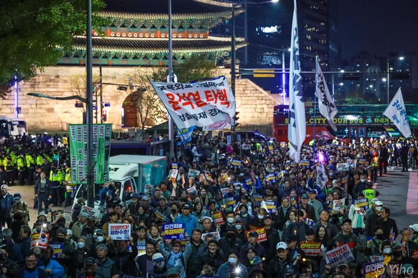 9일 윤석열 퇴진 김건희 특검 114차 촛불대행진에 참가한 시민들이 서울 도심에서 행진하고 있다. 2024.11.9. 사진 이호 작가