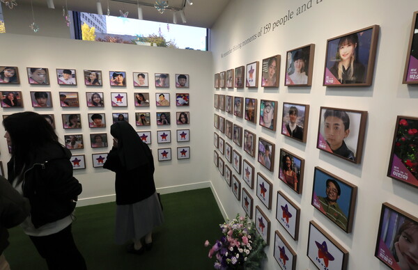 10일 서울 종로구 적선현대빌딩에서 열린 10.29 이태원참사 기억소통공간 '별들의집' 개소식을 찾은 시민들이 추모공간을 살펴보고 있다. 2024.11.10. 연합뉴스