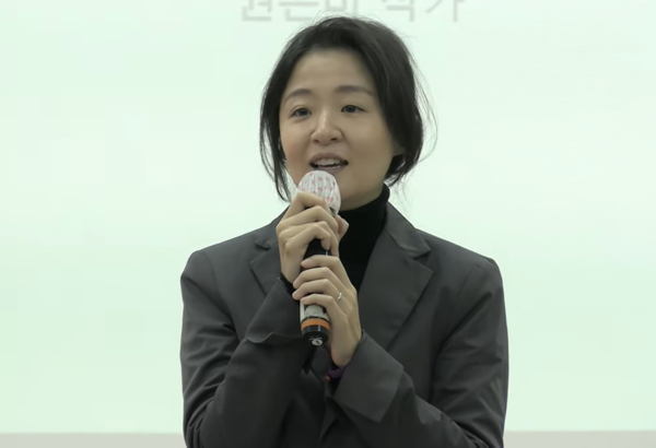 권은비 작가가 10일 오후 서울 종로구 적선현대빌딩에서 열린 10.29 이태원참사 기억소통공간 '별들의집' 개소식에서 발언하고 있다. 2024.11.10. 임석규 기자 유튜브 중계 갈무리