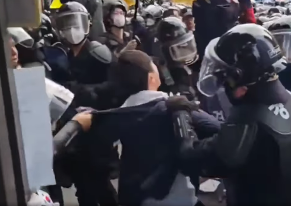 사회민주당 대표인 한창민 의원이 지난 9일 서울 숭례문 일대에서 열린 '2024 전국노동자대회·1차 퇴진 총궐기' 집회에 참석했다가 경찰에 난폭하게 제압당하고 있다. 사진=한창민 의원 페이스북 동영상 갈무리