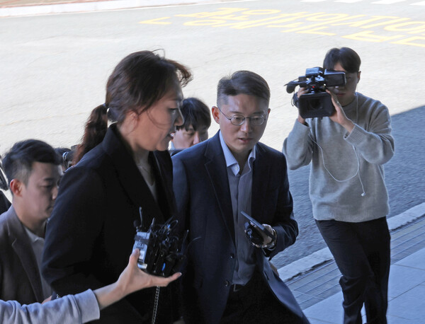 명태균 씨의 불법 여론조사 의혹을 제기한 강혜경씨가 검찰 조사를 받기 위해 23일 오전 경남 창원시 성산구 창원지검에 들어가고 있다. 2024.10.23. 연합뉴스