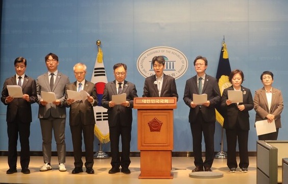 국회 행정안전위원회 소속 야당 의원들이 12일 국회 소통관에서 경찰을 규탄하는 기자회견을 열고 있다. 사진=윤건영 의원 페이스북