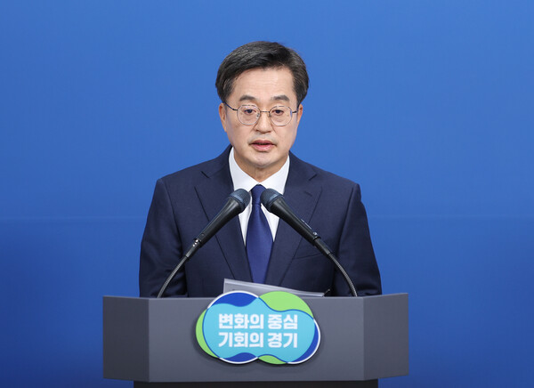 김동연 경기도지사가 13일 경기 수원시 경기도청 브리핑룸에서 정치 현안 관련 입장 발표 기자회견을 하고 있다. 2024.11.13 [경기도청 제공] 연합뉴스