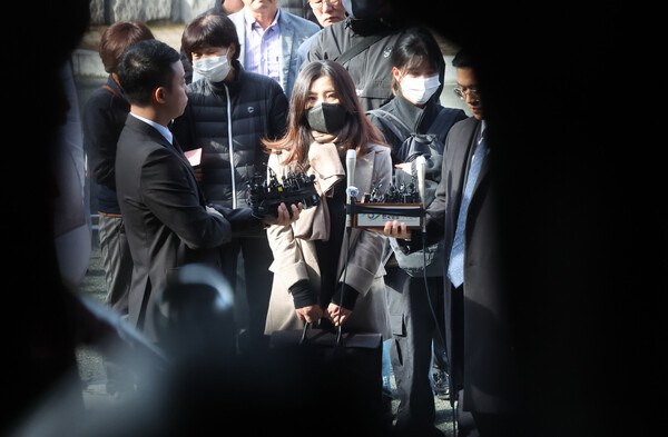 지난 8일 오전 경남 창원시 성산구 창원지방검찰청(창원지검)에 출석한 명태균 씨와 동행한 명 씨 변호인 김소연 변호사가 취재진 질문에 답하고 있다. 2024.11.8. 연합뉴스