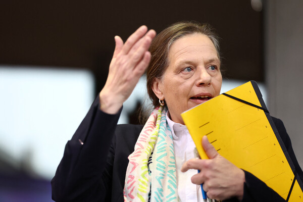 연방선거관리관 루스 브랜드가 11월 12일 베를린에서 올라프 숄츠 총리의 이른바 "신호등" 연합이 해체된 후 예상되는 총선의 방식과 가능한 시기에 대해 분데스탁(연방의회) 선거위원회 시작 전에 손짓하며 얘기하고 있다. 2024.11.12. 로이터 연합뉴스