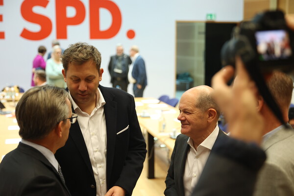 올라프 숄츠(오른쪽) 독일총리와 사회민주당(SPD) 공동 의장 라르스 클링바일(왼쪽에서 두 번째)이 11월 11일 베를린에서 SPD 집행위원회에 참석하고 있다. 2024.11.11. EPA 연합뉴스