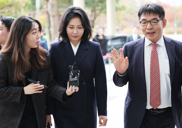 직선거법 위반 혐의로 불구속기소 된 더불어민주당 이재명 대표의 배우자 김혜경 씨가 14일 오후 경기도 수원시 영통구 수원지방법원에서 열린 1심 선고공판에 출석하고 있다. 오른쪽은 김혜경 씨의 변호인 김칠준 변호사. 2024.11.14. 연합뉴스