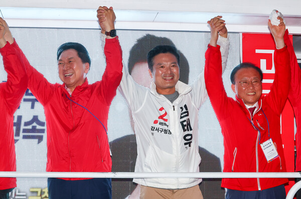 국민의힘 김태우 강서구청장 보궐선거 후보(가운데)와 김기현 당 대표(왼쪽), 윤재옥 원내대표가 선거를 하루 앞둔 10일 오후 서울 강서구 발산역 앞 광장에서 유세를 펼치고 있다. 2023.10.10. 연합뉴스