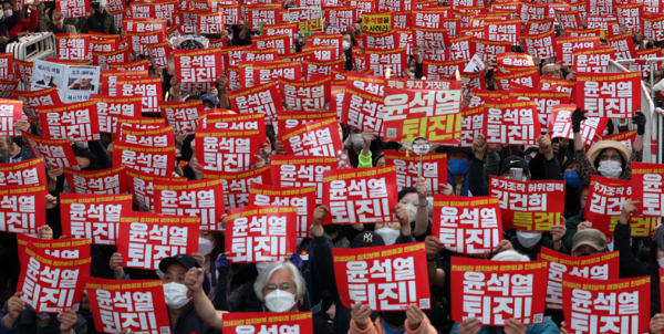 촛불행동 주최로 지난 10월 서울 시청앞~숭례문 앞 도로에서 열린 촛불집회에 모인 시민들이 '윤석열 퇴진' 구호를 외치고 있다. 이호 작가 사진.