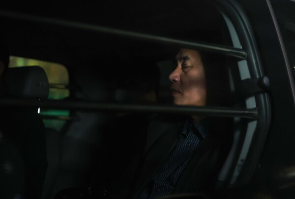 김건희 씨 공천 개입 의혹과 미래한국연구소의 불법 여론조사 의혹 등 사건의 핵심 인물인 명태균 씨가 지난 14일 오후 경남 창원시 성산구 창원지방법원(창원지법)에 구속 전 피의자 심문(영장실질심사)을 마치고 법원을 나서고 있다. 2024.11.14. 연합뉴스