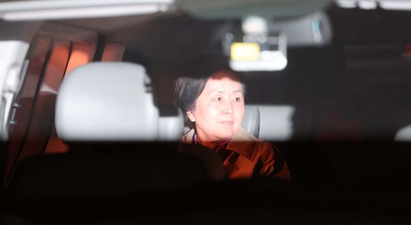 김건희 씨 공천 개입 의혹과 미래한국연구소의 불법 여론조사 의혹 등 사건의 핵심 인물인 국민의힘 김영선 전 의원이 지난 14일 오후 경남 창원시 성산구 창원지방법원(창원지법)에 구속 전 피의자 심문(영장실질심사)을 마치고 법원을 나서 검찰 차에 앉아 있다. 2024.11.14. 연합뉴스