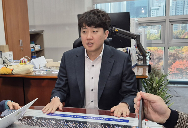 개혁신당 이준석 의원이 15일 국회 의원회관 사무실에서 기자들과 질의응답을 하고 있다. 2024.11.15. 연합뉴스