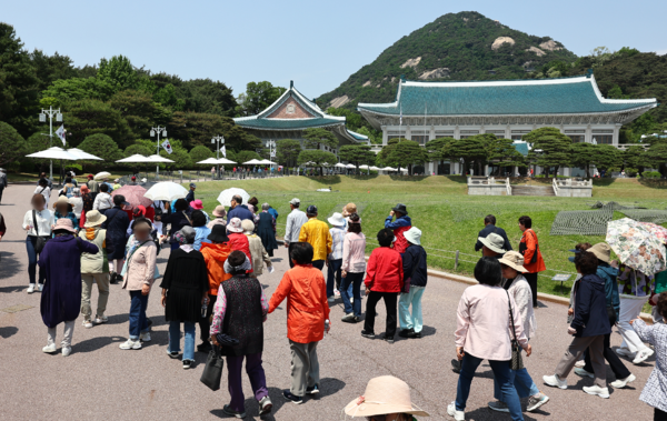 청와대 개방 2주년을 하루 앞둔 지난 5월9일 오후 관람객들이 서울 종로구 청와대를 둘러보고 있다. 연합뉴스