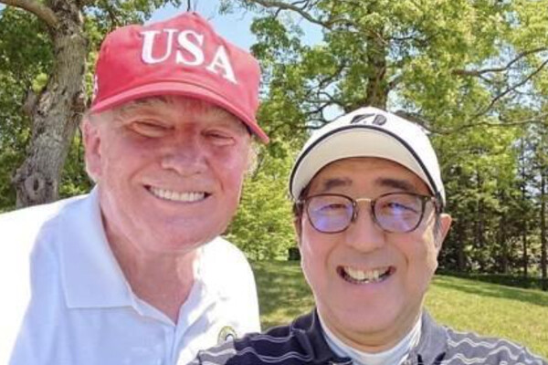 트럼프 대통령과 아베 전 일본 총리. 연합뉴스