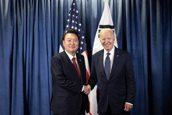 윤석열 대통령이 15일(현지시간) 페루 리마 컨벤션센터에서 열린 한미 정상회담에서 조 바이든 미국 대통령과 악수하고 있다. 2024.11.16 [공동취재] 연합뉴스