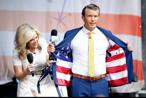 테슬라 대표인 일론  머스크가 자신의 X계정에 올린 피트 헤그세스의 패션. 그는 온갖 문양의 성조기 패션을 즐겨 입는다. [일론 머스크 X계정] 시민언론 민들레 