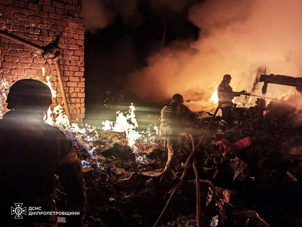 러시아군이 공습한 볼로디미르 젤렌스키 대통령의 고향인 드니프로페트로우스크주 크리비리흐 시에서 29일 소방관들이 화재를 진압하고 있다. 2024.10.29. 로이터 연합뉴스