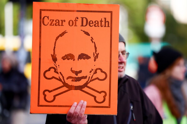 11월 17일 독일 베를린에서 반전 시위를 하는 사람. 러시아 야당 인사인 일리아 야신, 블라디미르 카라-무르자, 율리아 나발나야가 반전 시위를 주도하며 우크라이나에서 러시아군의 즉각적인 철수, 러시아 대통령 블라디미르 푸틴의 전범 기소, 러시아의 모든 정치범 석방을 요구했다. 2024.11.24. EPA 연합뉴스