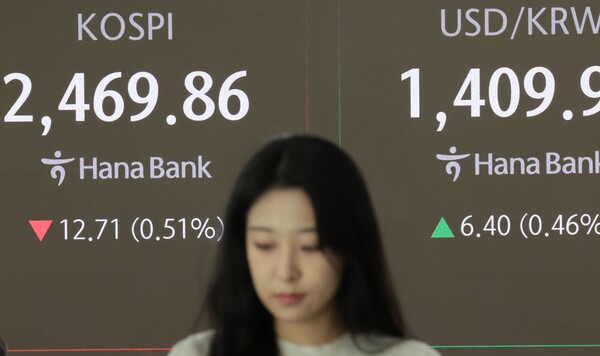 해외 주식시장이 상승세를 보이고 있지만 한국에서 주가는 속절없이 하락하고 있다. 지난 13일 오전 서울 중구 하나은행 본점 딜링룸 전광판에 하락하는 코스피 지수와 급등하는 환율 등이 표시되고 있다. 연합뉴스