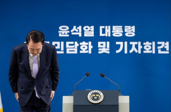 윤석열 대통령이 지난 7일 기자회견에서 왜 사과를 해야 하는지 모르겠다면서도 '하여튼 사과'를 하고 있는 모습. 대통령실 사진.