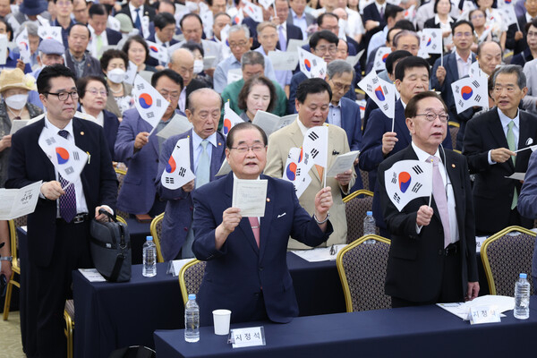 제79주년 8·15 광복절인 15일 오전 서울 용산구 효창공원 내 백범김구기념관에서 열린 광복회 주최 광복절 기념식에서 이종찬 광복회장 등 참석자들이 광복절 노래를 부르고 있다. 독립운동단체들은 김형석 신임 독립기념관장이 '친일 뉴라이트 인사'라면서 정부가 주최하는 광복절 경축식 불참을 선언한 바 있다. 2024.8.15. 연합뉴스