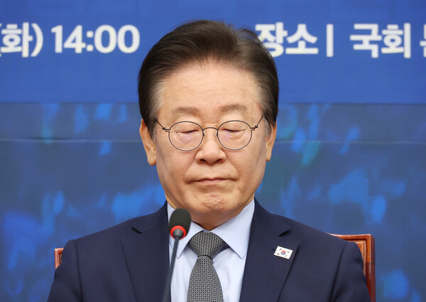 더불어민주당 이재명 대표가 19일 오후 국회에서 열린 '을' 살리기 신문고 상생 꽃 달기 행사에 참석해 자리하고 있다. 2024.11.19. 연합뉴스