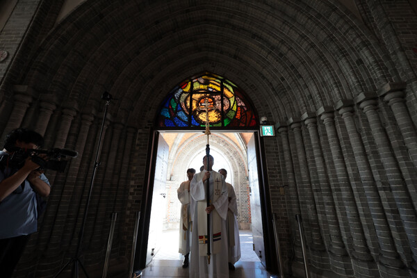 23일 오후 서울 중구 명동대성당에서 열린 천주교정의구현전국사제단 창립 50주년 감사 미사에서 사제단이 입장하고 있다. 2024.9.23. 연합뉴스